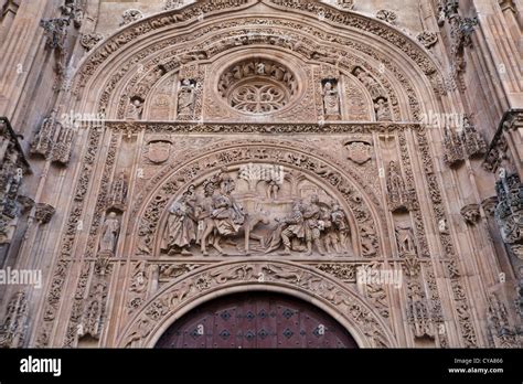 Puerta catedral nueva de salamanca fotografías e imágenes de alta