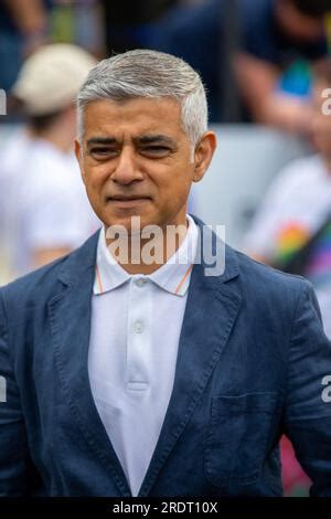 El Alcalde De Londres Sadiq Khan En La Estaci N De Metro De