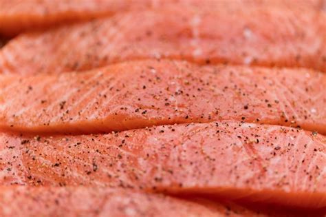 Fondo de filete de salmón crudo fresco con pimienta Foto Premium