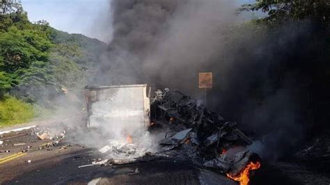 Tráiler cargado de cerveza vuelca y se incendia en la Durango Mazatlán