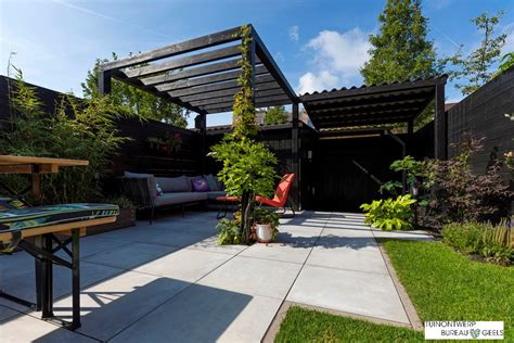 Industri Le Moestuin In Amsterdam Met Strakke Zwarte Pergola