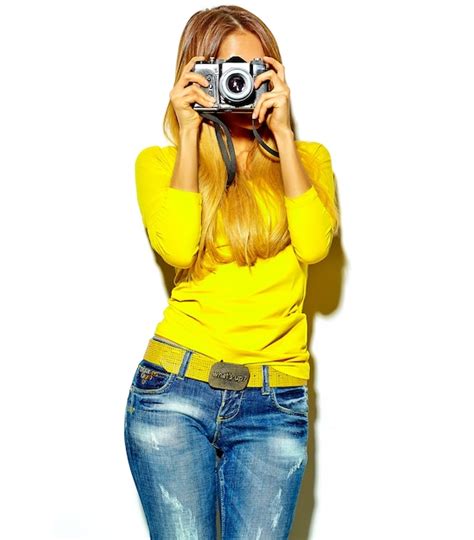 Portrait de beau heureux mignon sourire femme blonde girl dans désinvolte été