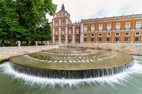 El R O Tajo A Su Paso Por El Palacio Real De Aranjuez Formando Una