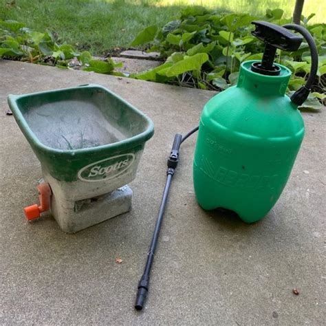 Scotts Hand Held Fertilizer Spreader And Sprayer