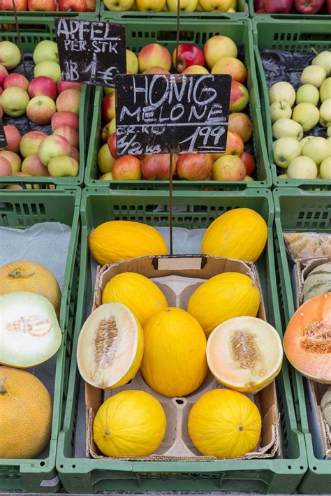 Ganze Ananas Früchte Hängen Zur Präsentation An Einem Marktstand