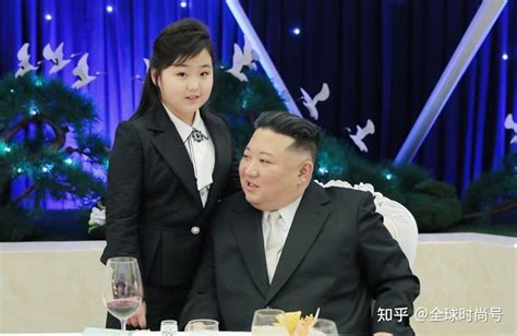 金正恩9岁女儿大方出镜穿立领大衣挺有范全程黏着爸爸 知乎