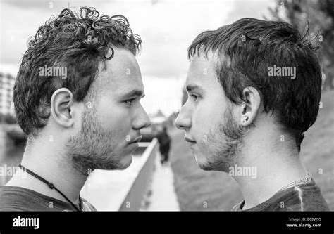 Loving Couple Gay Dans Outsite Blak Et Blanc Photo Stock Alamy