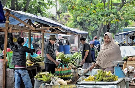 Aktivitas Jual Beli Di Pasar Trayeman Saat Pandemi Covid 19