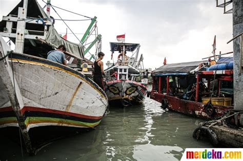 Foto Cuaca Buruk Nelayan Di Muara Angke Libur Melaut Merdeka