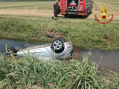 L Auto Si Ribalta In Un Canale A Isola Morosini Conducente Messa In