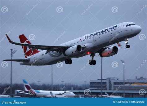 Jato De Turkish Airlines Que Decola Do Aeroporto Foto De Stock