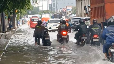 Banjir Di Pulogadung Jaktim Imbas Hujan Deras Sejumlah Sepeda Motor Mogok