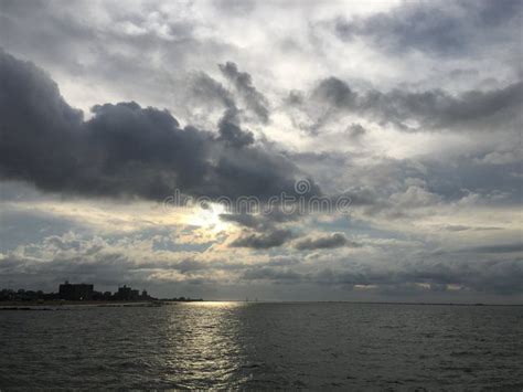 Amanecer Tras La Lluvia En Agosto En Coney Island En Brooklyn New York