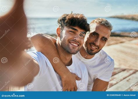 Jovem Casal Gay Sorrindo Feliz Fazendo Selfie Pelo Smartphone Na Praia Foto De Stock Imagem De
