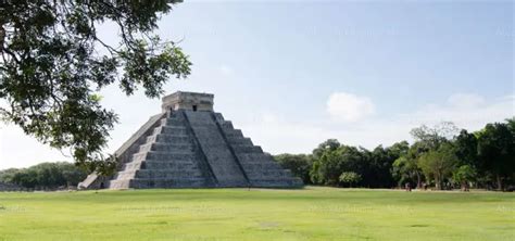 Kukulkan Temple: the biggest pyramid Chichen Itza mayan ruins