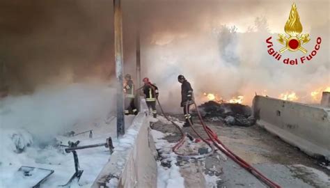 Incendio In Un Capannone A Maratta Vicino Terni Fiamme E Colonna Di