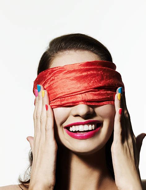 5 800 Femme Yeux Bandés Photos Taleaux Et Images Libre De Droits Istock