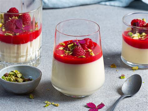 Panna Cotta Med Bringebærsaus Nyttårsdessert Oppskrift Menyno