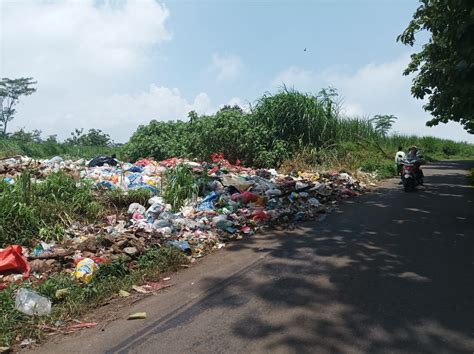 Masyarakat Keluhkan Bau Tak Sedap Tumpukan Sampah Dipinggir Jalan