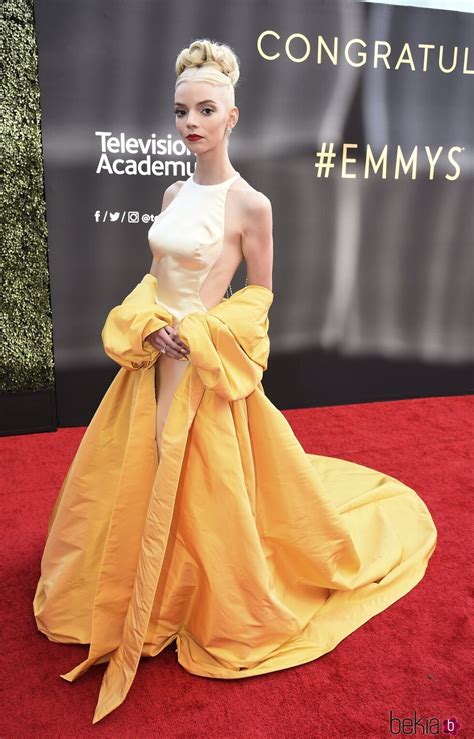 Anya Taylor Joy En La Alfombra Roja De Los Emmy 2021 Alfombra Roja Y