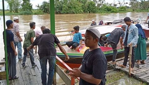 Hadiri Haul Ke 18 Abah Guru Sekumpul Lewat Jalur Sungai Martapura Bisa