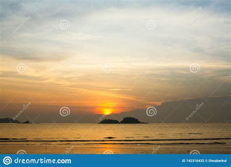 Puesta Del Sol Que Sorprende Del Cielo Crepuscular Sobre El Mar