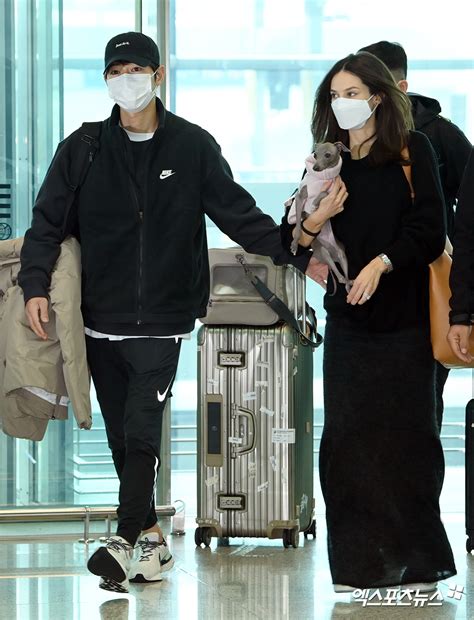 Song Joong Ki Y Su Esposa Katy Louise Saunders Saludan A Los Fans En Su