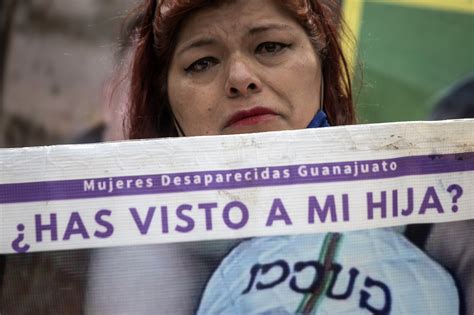 Colectivo Escala Monumento Y Despliega Rechazo A La Militarización En