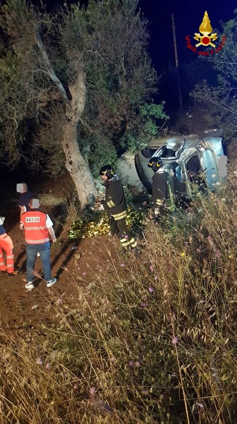 AUTO SI RIBALTA E SBATTE CONTRO UN ALBERO MUORE UNA DONNA Lo Jonio