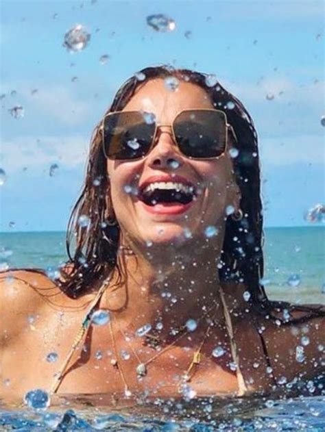 Viviane Araujo Exibe Filho Em Sua Estreia Na Praia Fusne