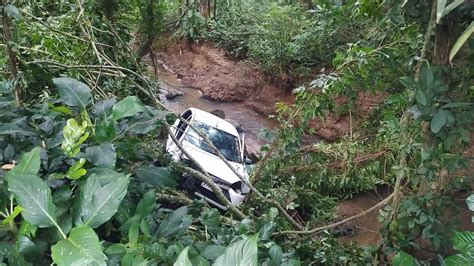 Passageiro morre e motorista fica ferido após carro cair em ribanceira