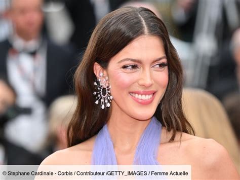 Iris Mittenaere à couper le souffle en robe blanche effet crop top et