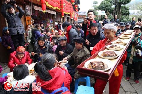 中山古镇千米长宴开席 万人品“年味儿”迎新年大陆国内新闻新闻齐鲁网