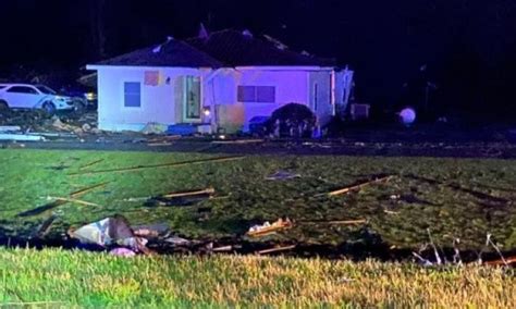 Al Menos Muertos Deja Paso De Tornado En Sureste De Ee Uu Escambray