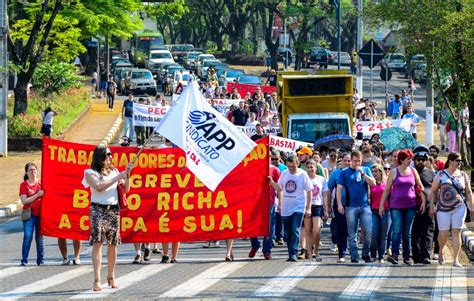 Educadores suspendem greve Grampo Comunicação