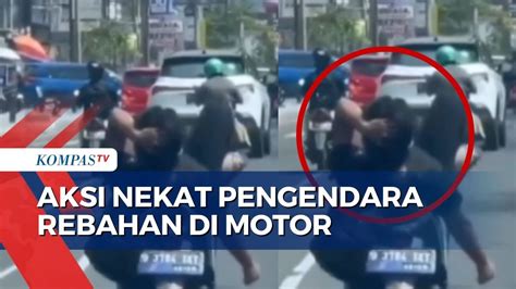 Viral Aksi Ugal Ugalan Pengendara Yang Rebahan Di Motor Polisi