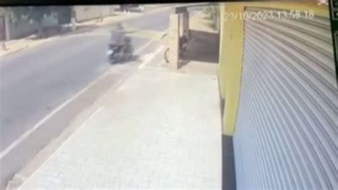 Vídeo Dois Homens São Presos Suspeitos Por Assassinato De Jovem Em