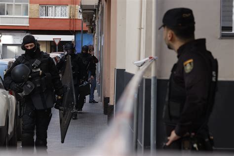 Un Hombre Se Atrinchera Armado En Su Casa De Valencia La Familia Puede