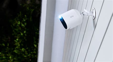 Voici la caméra de surveillance Arlo Essential Spotlight Blogue Best Buy