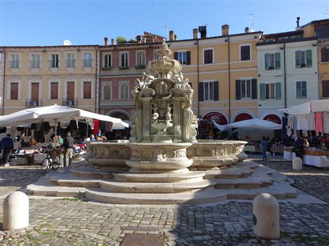 Cesena Fontana Masini An Der Piazza Del Popolo Staedte