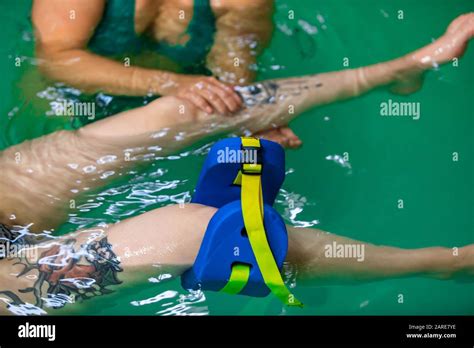 Jeune femme en bikini dans la piscine Banque de photographies et dimages à haute résolution Alamy
