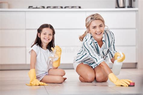 Retrato De Una Joven Caucásica Sonriente Arrodillándose Y Limpiando El