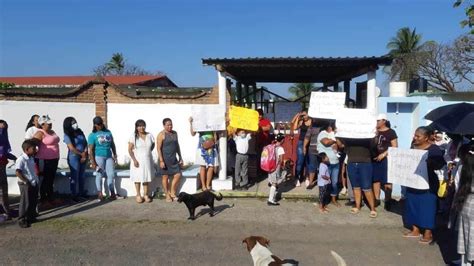 Se Manifiestan Por Falta De Maestro En Escuela De Alvarado