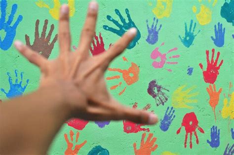 La Mano Cortada De Un Hombre Alcanzando Una Pared Pintada Foto Premium