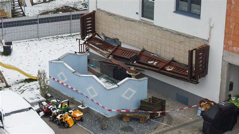 Sterreich Balkon Bricht Mit Vier Menschen Ab Frau Kommt Ums Leben