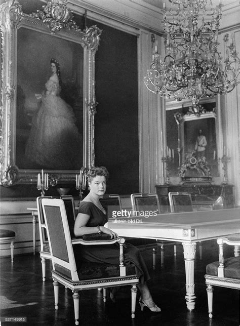 Romy Schneider at Hofburg palace in Vienna | Sfondi
