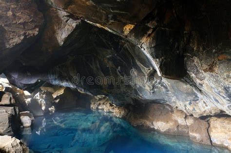 Caverna Vulcânica Grjotagja Uma água Térmica Incrivelmente Azul E