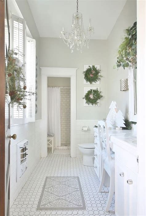 23 Easy And Cozy Christmas Bathrooms For Small Space Housetodecor