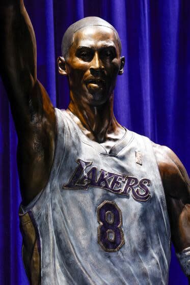 Plaschke Kobe Bryant Statue A Perfect Portrayal Of Lakers Legends Inclusiveness And Defiance