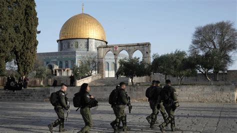 Pol Cia Israelita For A Entrada Na Mesquita De Al Aqsa E Prende